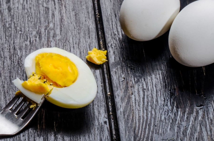 Яйце варене куряче: калорійність, склад і що реально важливо знати