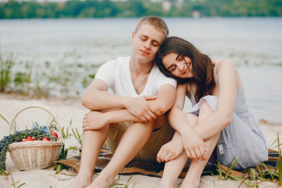 Закохана мила пара біля річки Закохана мила пара біля річки