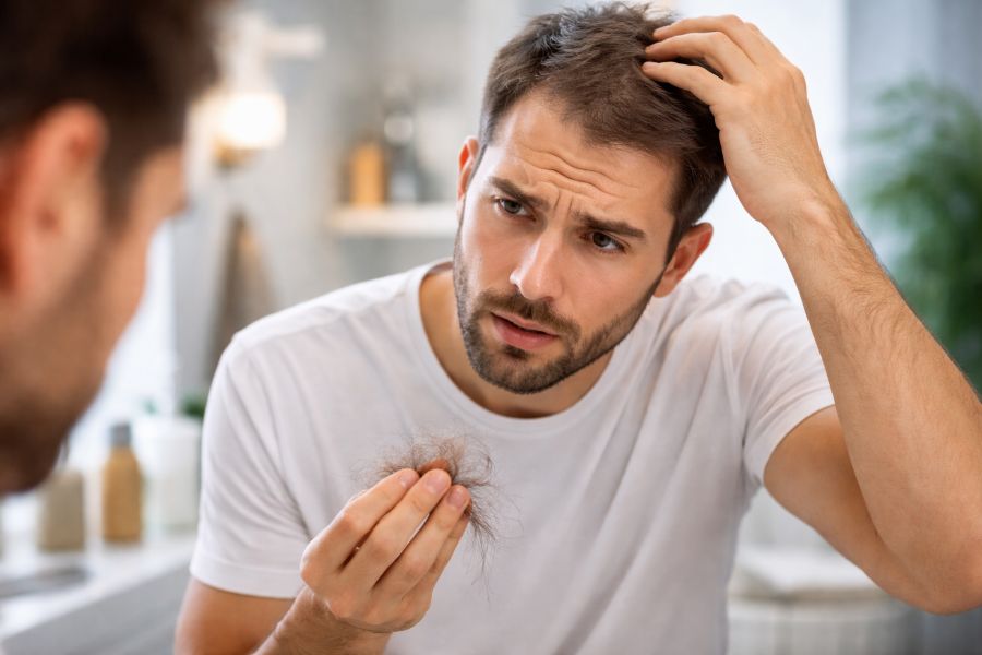 Випадіння волосся у чоловіка